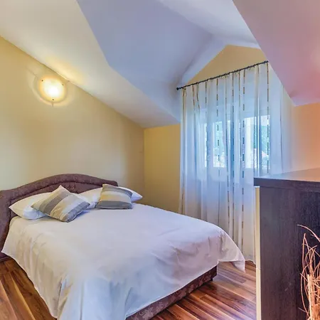 Holiday home Four-bedroom In Vinovo Gornje *