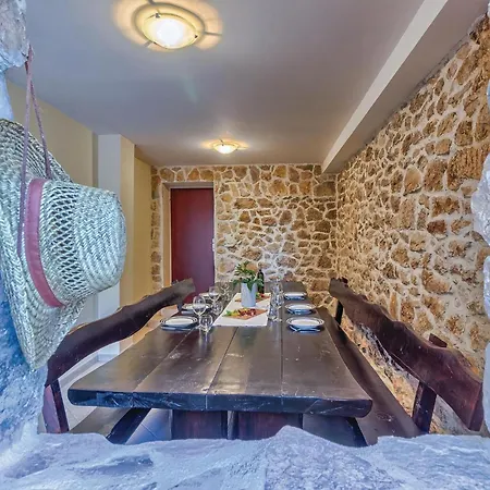 Four-bedroom In Vinovo Gornje Holiday home Gornje Utore